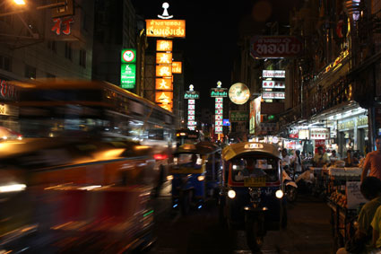 Un tuk-tuk en medio del caótico tráfico en China Town, Bangkok.