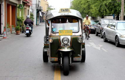 El tradicional Tuk Tuk conduciendo por una calle de Bangkok (Tailandia).